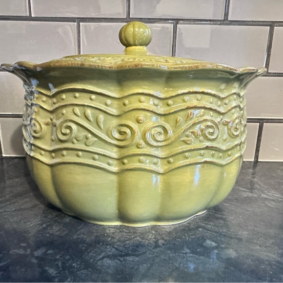 Never used 4 Qt Green Stoneware Covered Bean Pot Casserole Celebrating Home - Picture 3 of 16